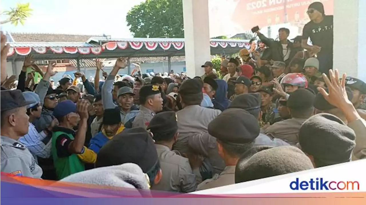 Demo Tuntut Pembebasan Kades Tersangka Korupsi di Kejari Jember Ricuh