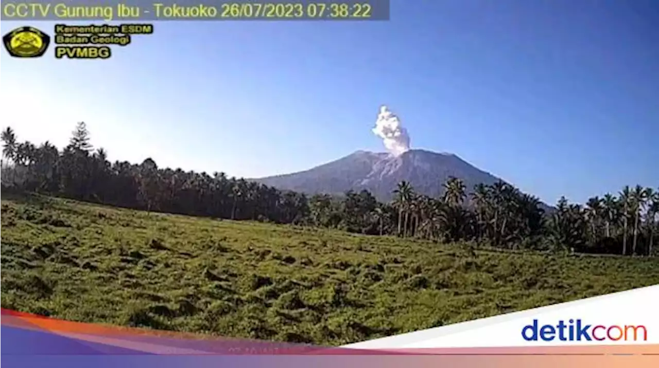 Gunung Ibu di Maluku Utara Erupsi, Warga Diimbau Jauhi Radius 2 Km