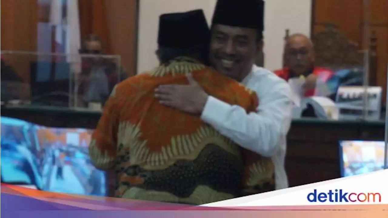 Momen Walkot Blitar Peluk Eks Walkot Samanhudi Perampok Rumahnya di Sidang