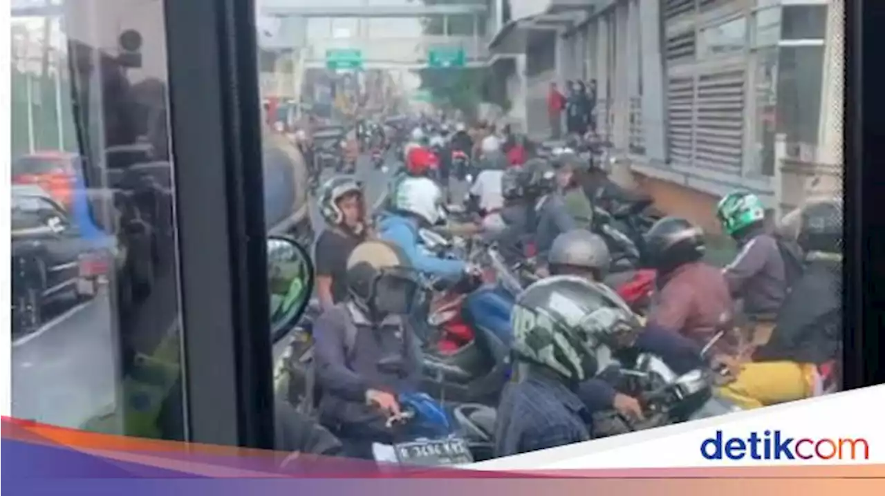 Viral, Puluhan Pemotor Terobos Busway dan Lawan Arah di Jaktim