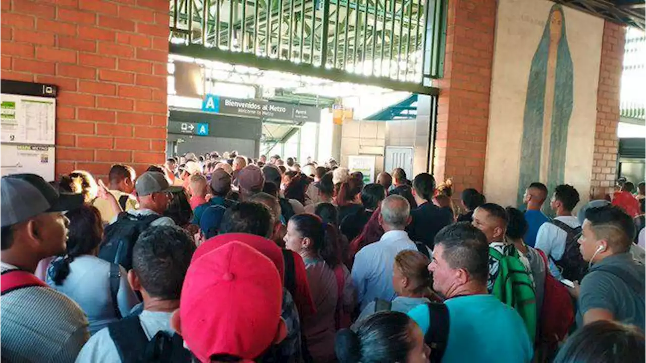 ¡Pilas! Hay caos en el metro de Medellín por una riña y un tren evacuado