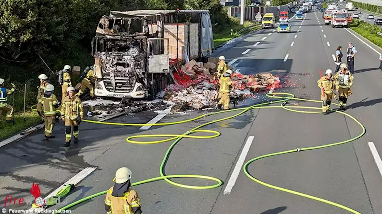 D: Lkw mit Plastikteilen brennt auf BAB 2 bei Recklinghausen → Lenker und Ersthelfer leicht rauchgasverletzt