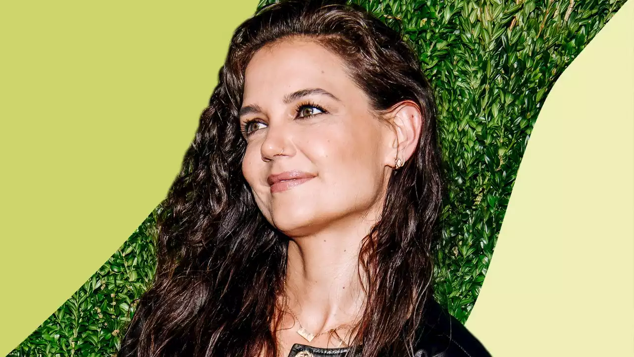 Katie Holmes gave the the classic sweatpants and t-shirt combo a boost with this simple styling hack