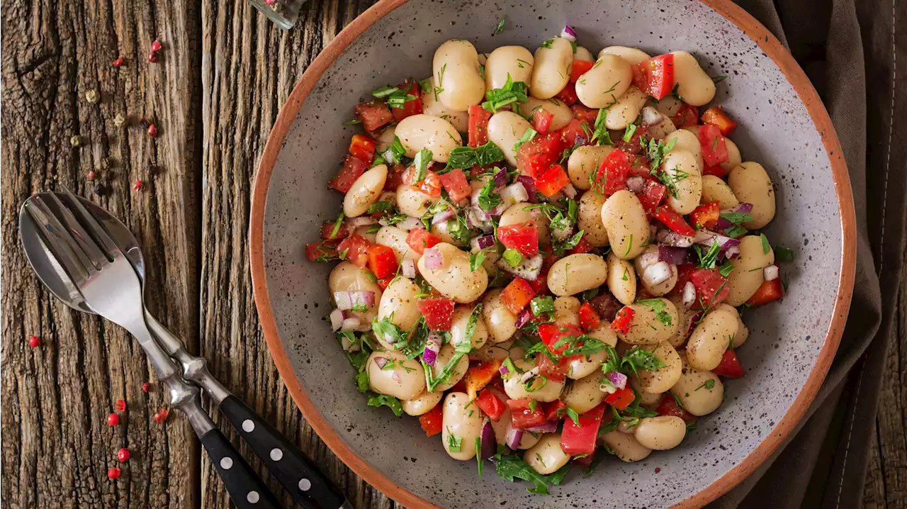 Bohnensalat nach griechischer Art: Mediterraner Genuss in 10 Minuten