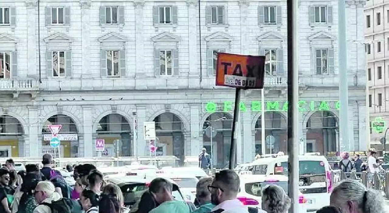 Taxi a Roma, l'agonia dei turisti in attesa: «Un'ora in coda per un'auto»