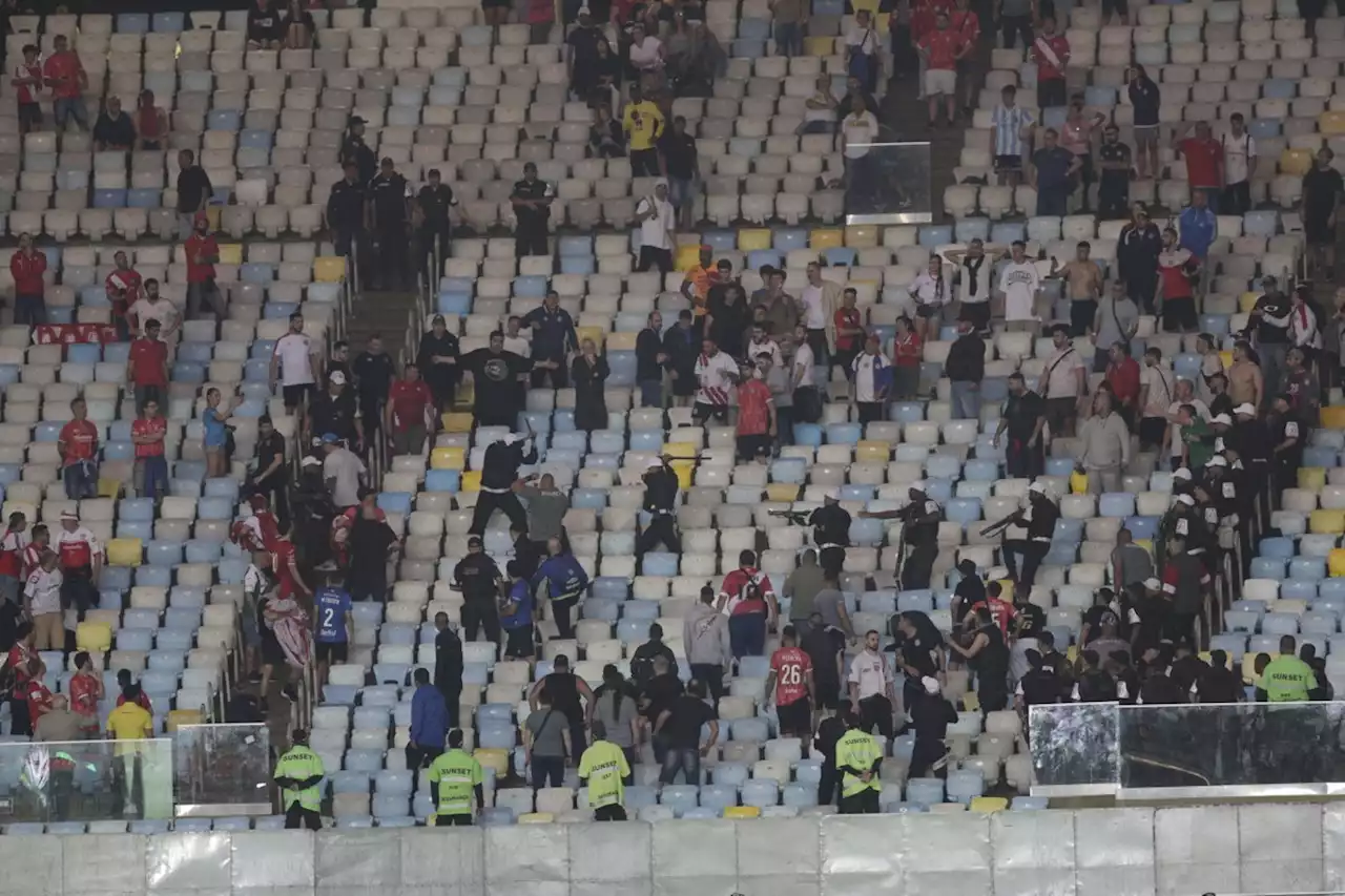 Polícia reprime torcedores do Argentinos Juniors no Maracanã, e imprensa do país se choca; veja imagens