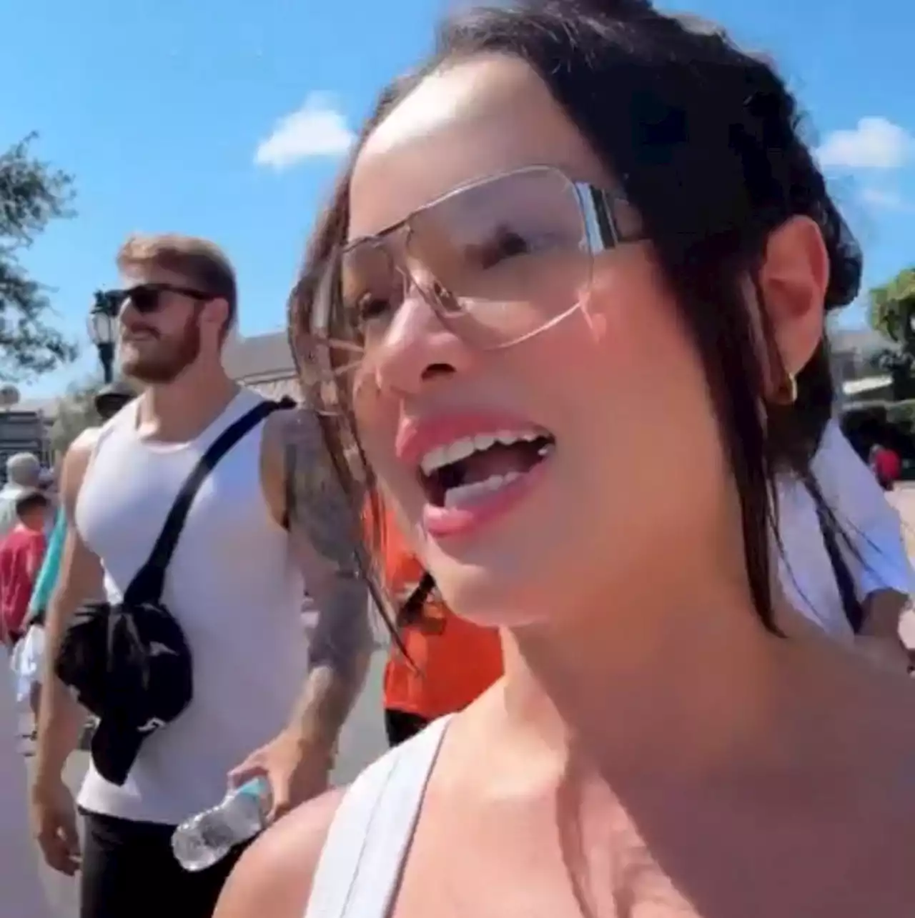 Juliette passeia pelo parque da Universal, em Orlando, acompanhada de Kaique Cerveny