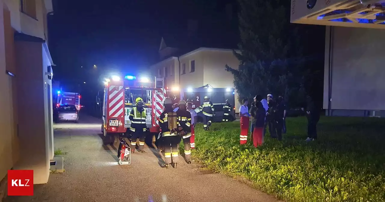 Eine Person verletzt - Brand in Villacher Mehrparteienhaus: Sieben Bewohner evakuiert