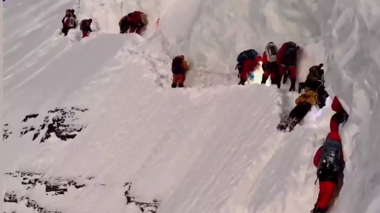 Schock-Video: Bergsteiger klettern über Sterbenden