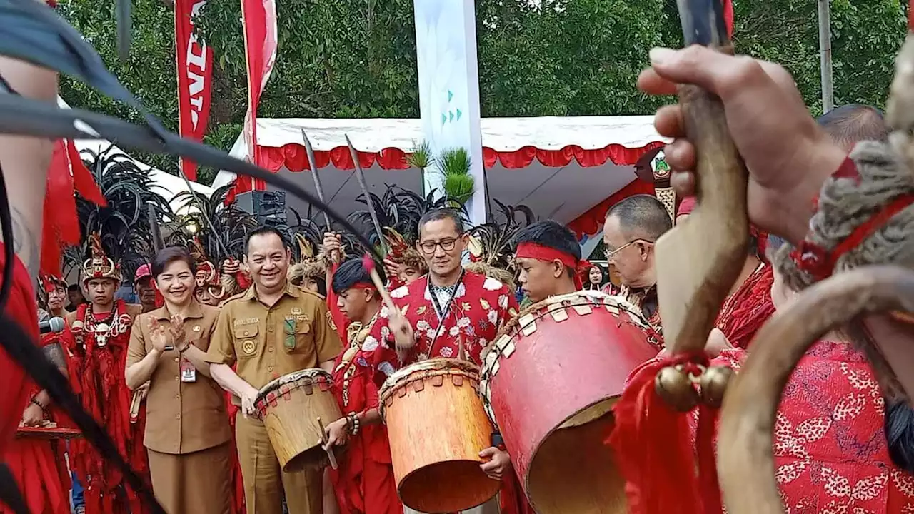 Sandiaga Uno Buka Tomohon International Flower Festival 2023, Manfaatkan 300 Ribuan Bunga Krisan untuk Parade Kendaraan Hias