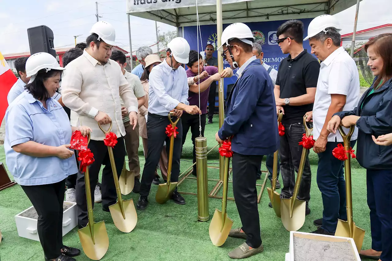 Mayor Tiangco breaks ground for Navotas housing project