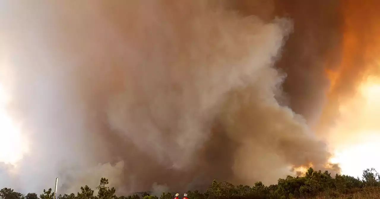 Portugal wildfires mapped as 1,000 firefighters battle blaze in tourist hotspot