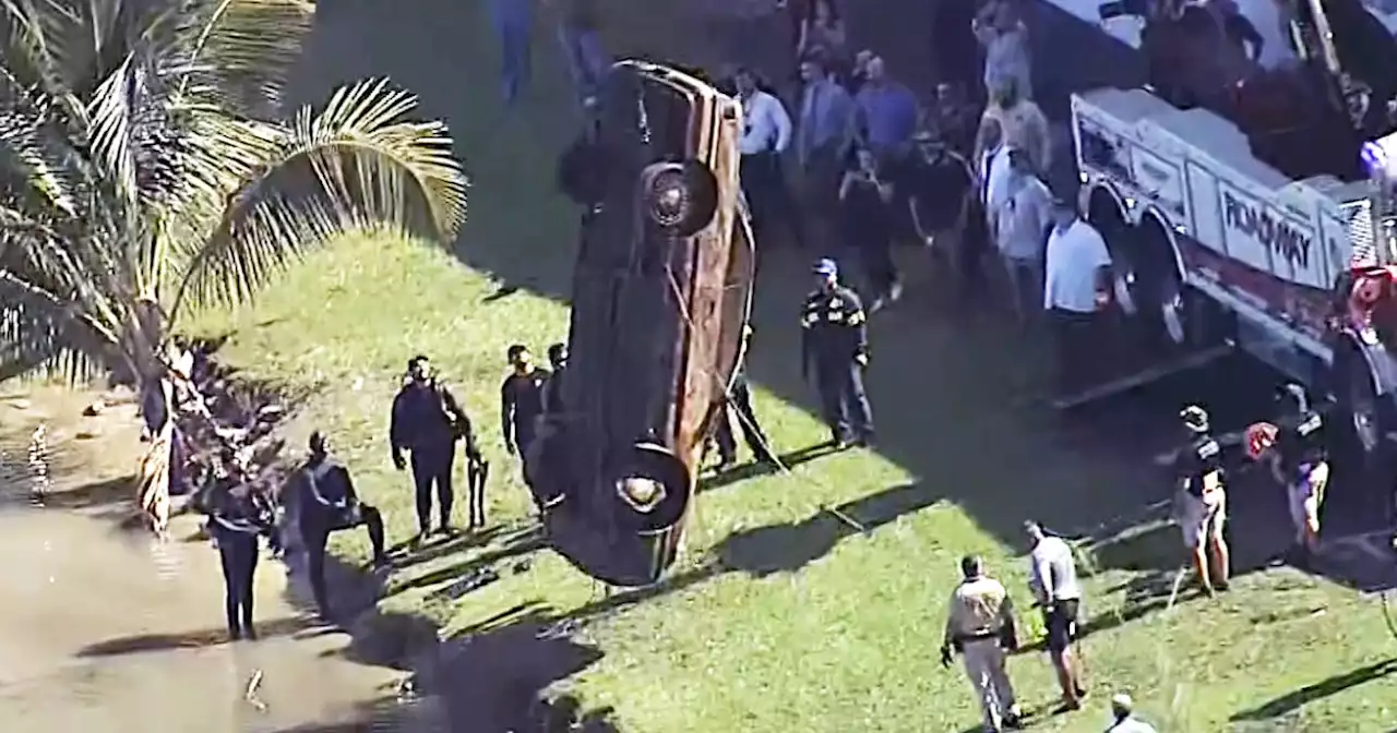 About 30 vehicles found submerged in South Florida lake