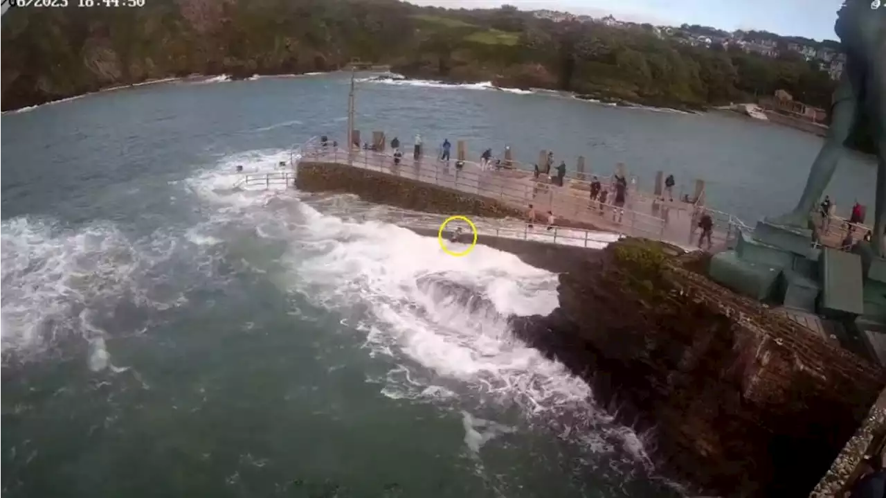 Pánico en el muelle: el mar arrasó la costa de Devon y una niña se salvó de milagro