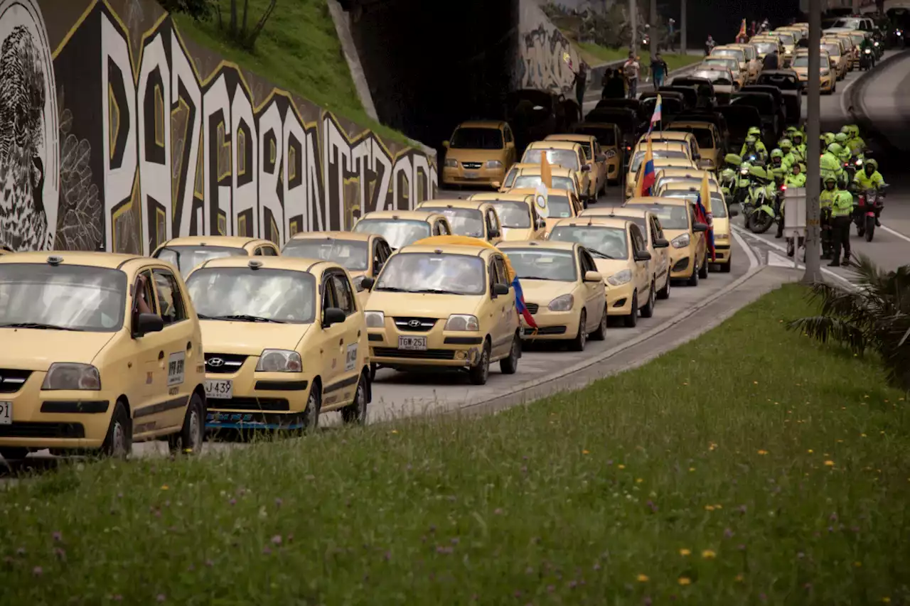 $ 25.000 diarios en gasolina: gastos de taxistas que piden subir tarifas y otras decisiones - Pulzo