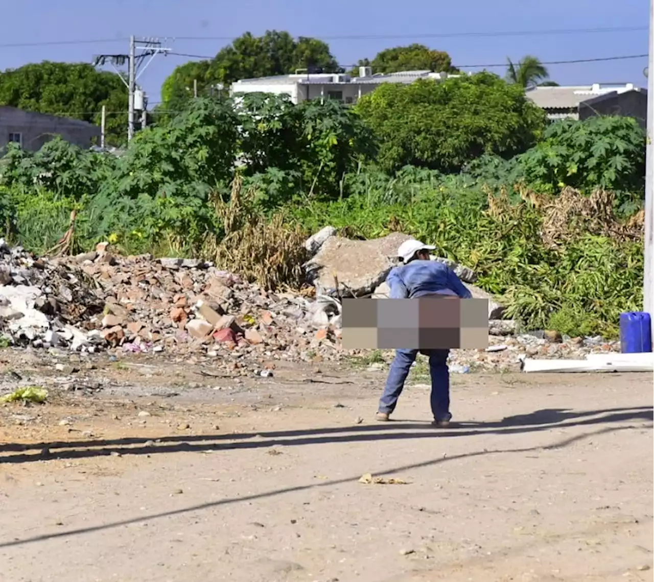 Mujer botó basura en la calle, le reclamaron y terminó mostrando de más por enojo - Pulzo