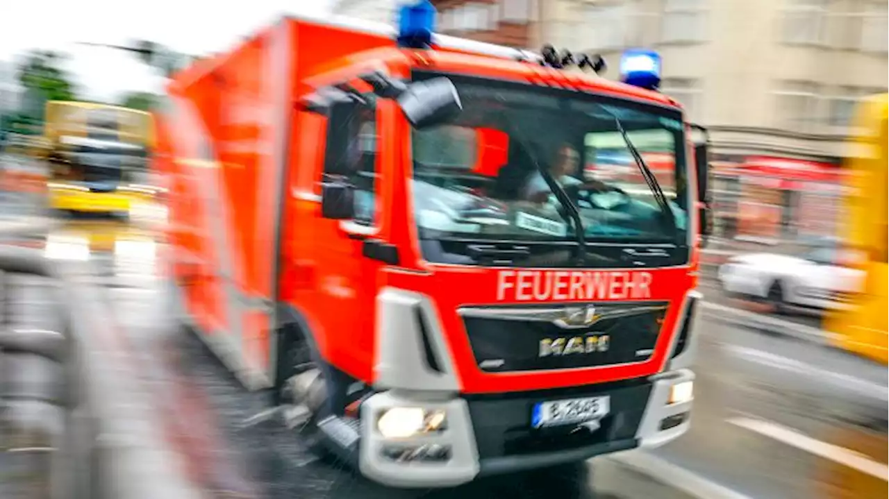 Feuerwehr löscht in Berlin-Staaken Brand in Schule