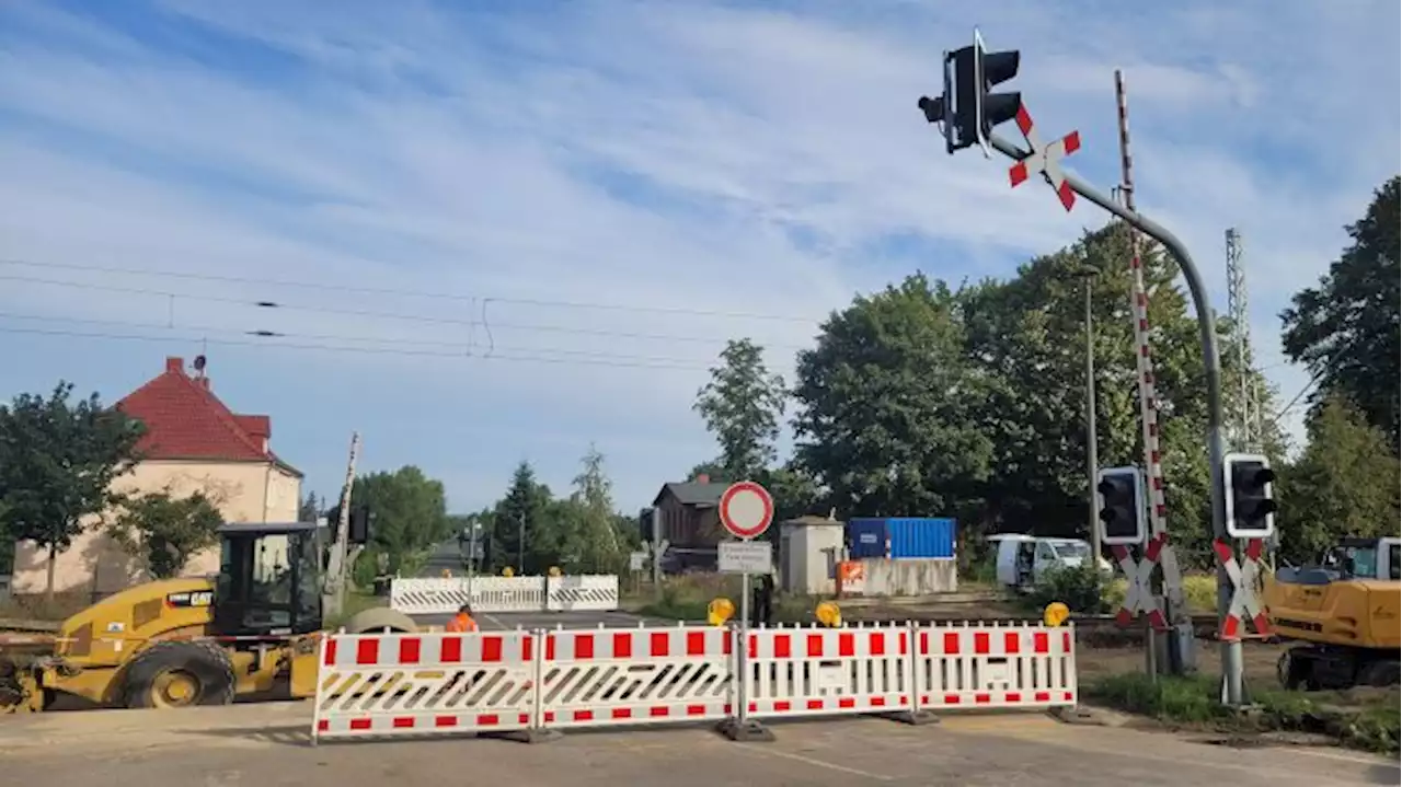 Gesperrter Bahnübergang bremst Landwirte aus