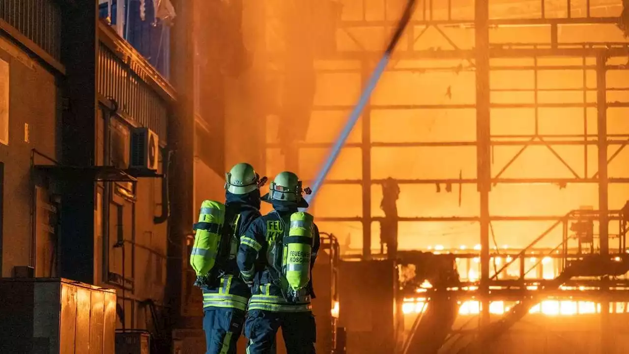 Denkendorf: Fürchterliches Flammeninferno vernichtet Industriehalle in Oberbayern