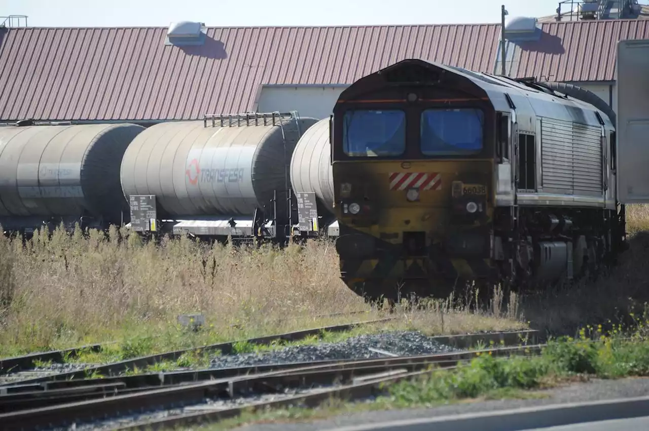 Une conductrice suit son GPS… sa voiture finit encastrée sous un train de fret