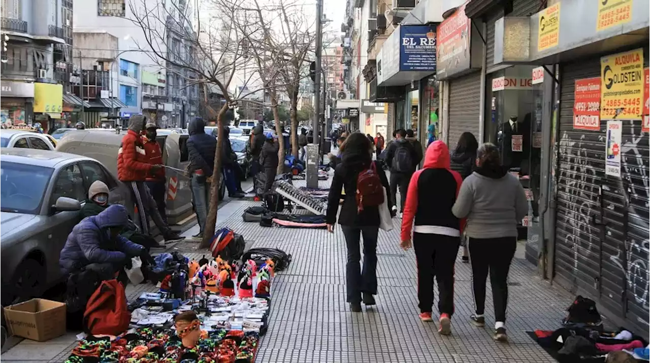 Crece la cantidad de manteros y caen los números de locales comerciales: los barrios con más venta callejera