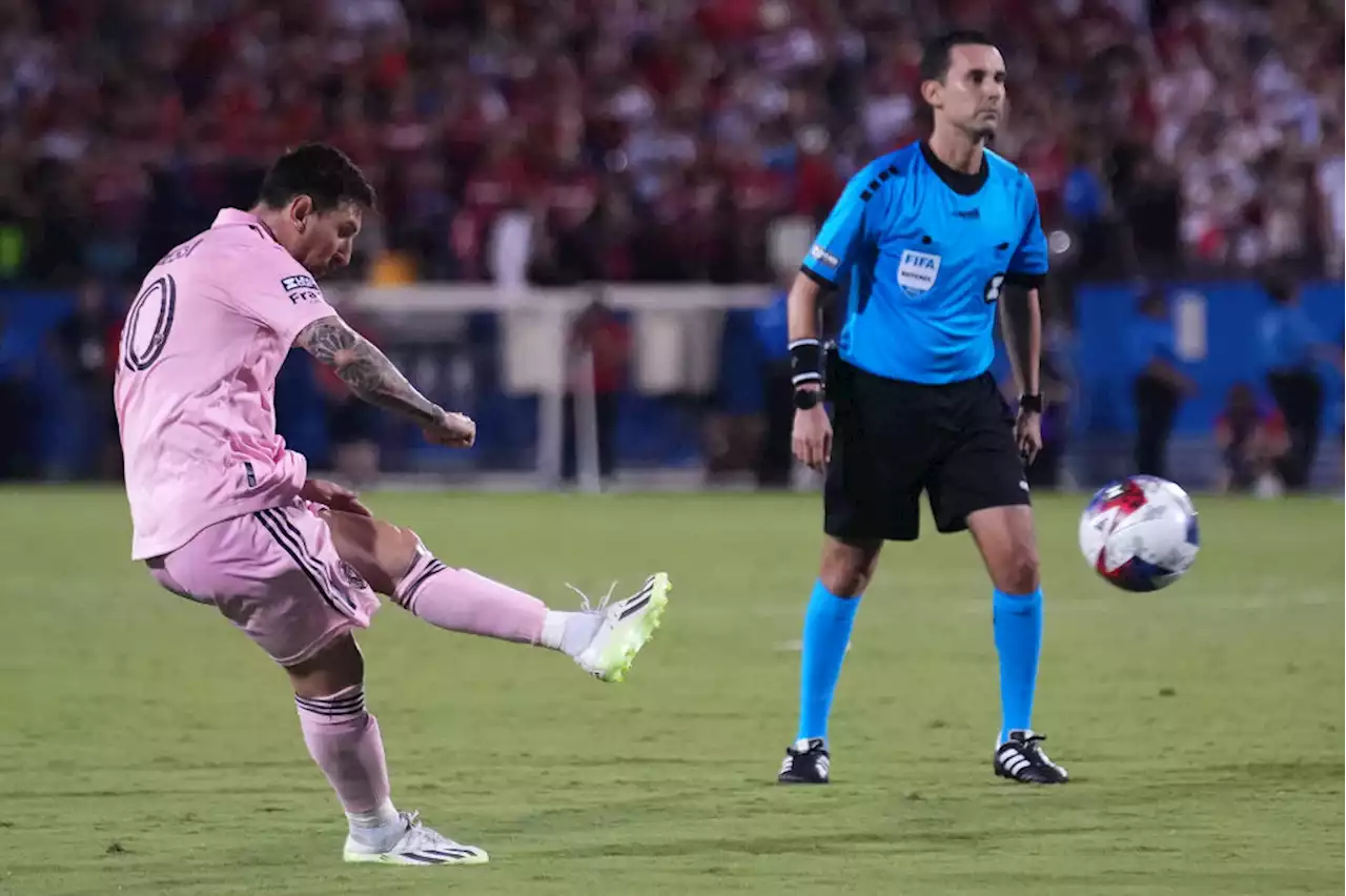 Lionel Messi y sus mañas para cobrar los tiros libres directo