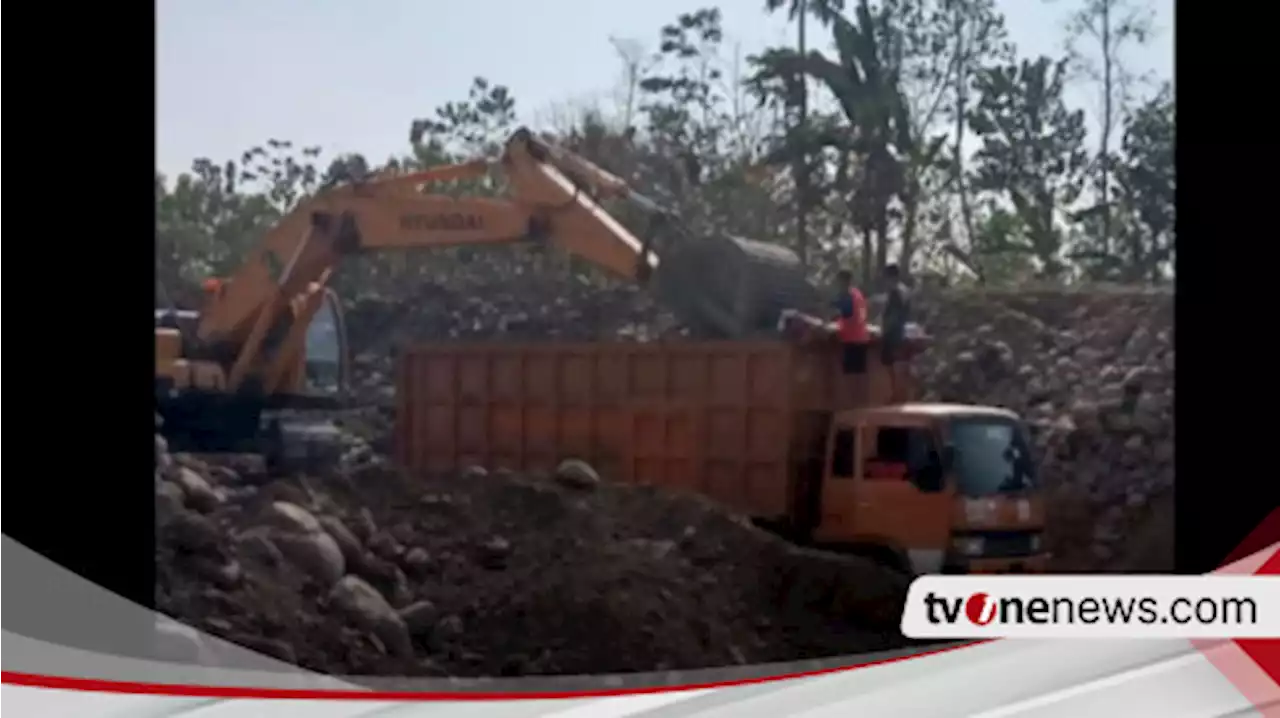 Truk Tronton Angkut Material Tambang Terobos Jembatan Kecil, Warga Kotaanyar Probolinggo Protes