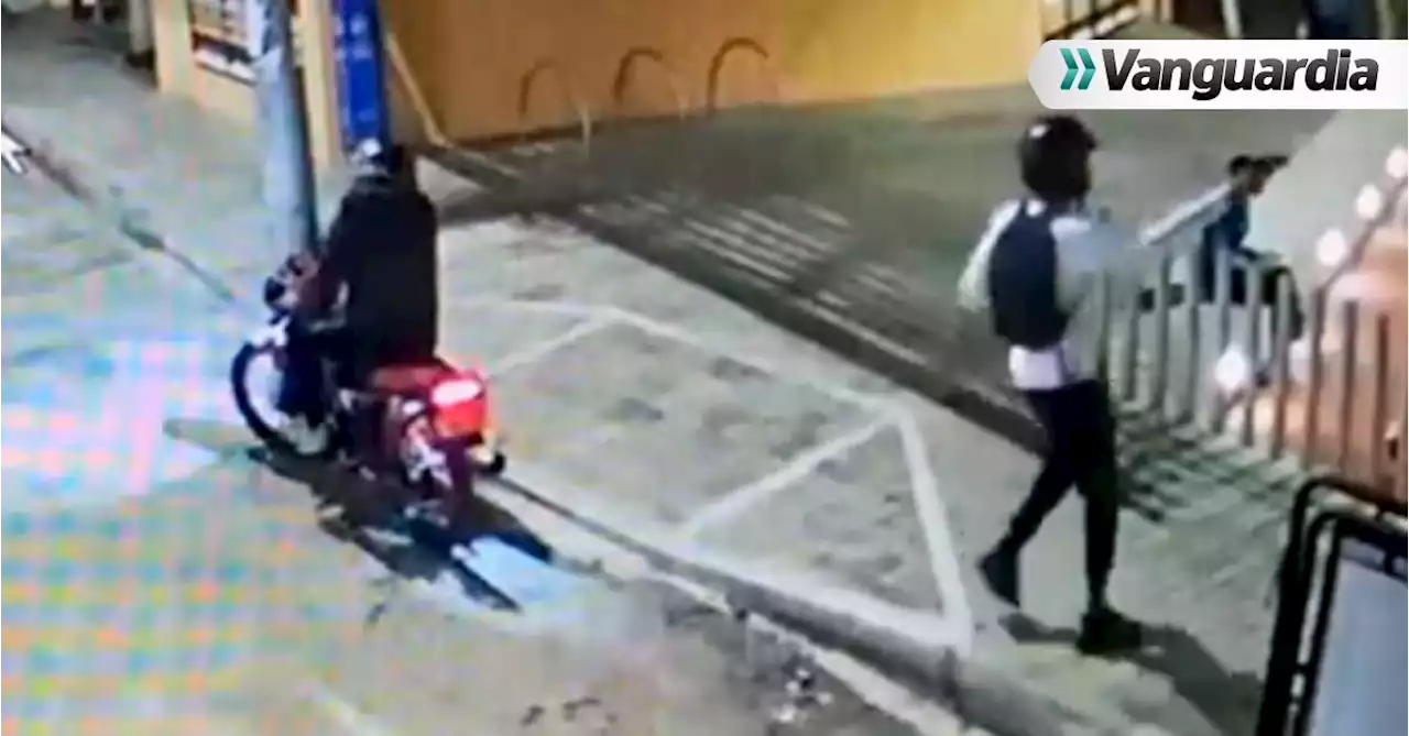 Inseguridad extrema: Ladrones en moto perpetraron atraco múltiple en parque infantil de Bucaramanga