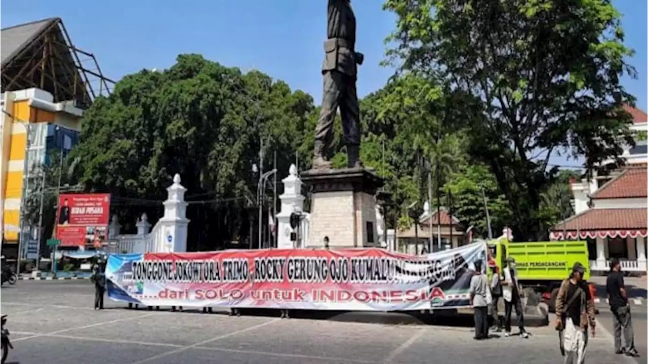 Demo Bela Jokowi, Warga Solo Bentangkan Spanduk: 'Rocky Gerung Ojo Kumalungkung’