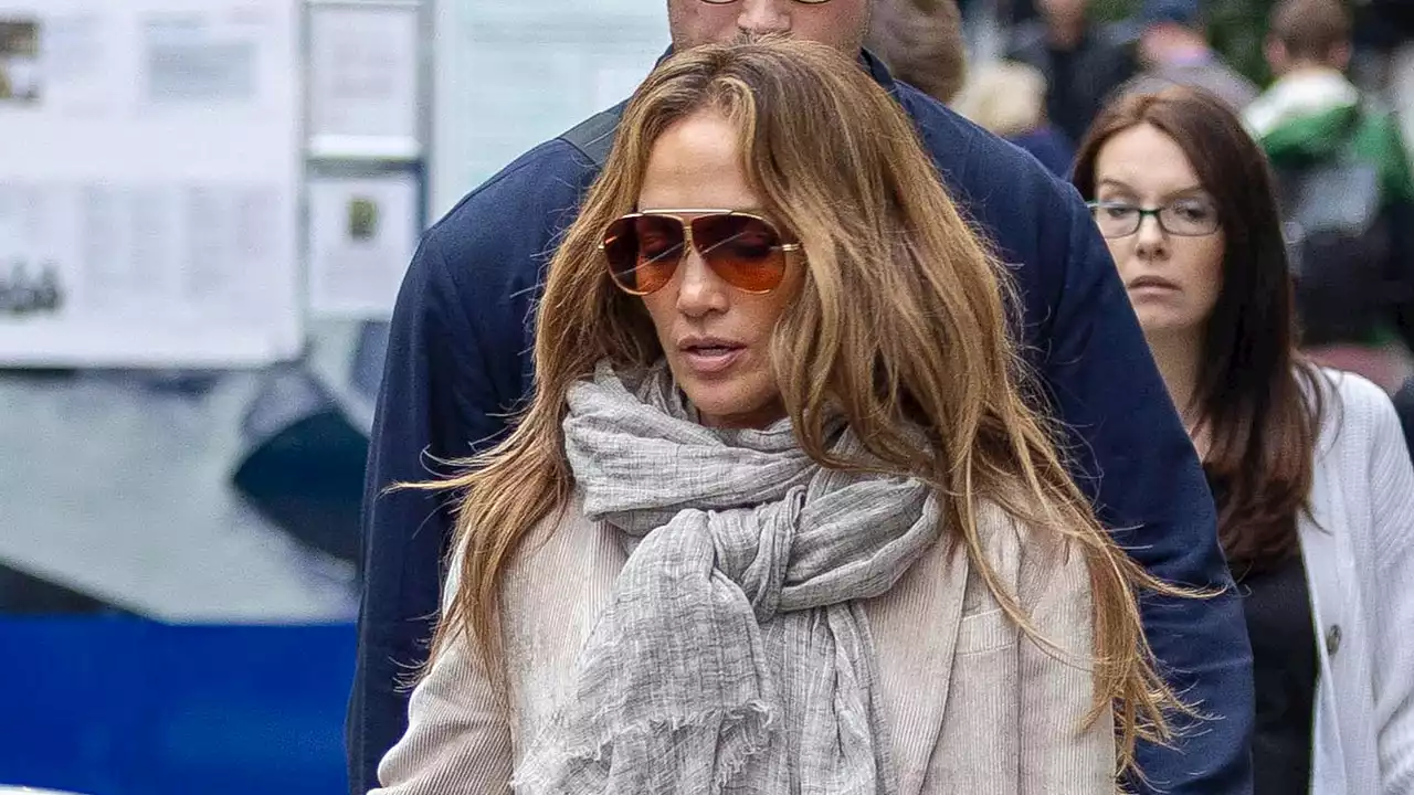 Jennifer Lopez le dice adiós a los tacones vestida con pantalones fluidos y tenis normcore