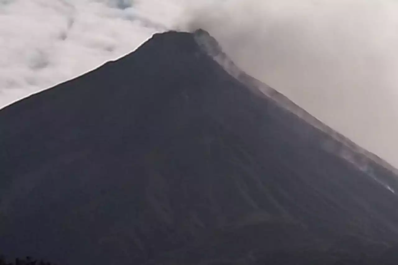 Pos PGA: Guguran lava Karangetang mengarah ke Kali Batuawang-Kahetang