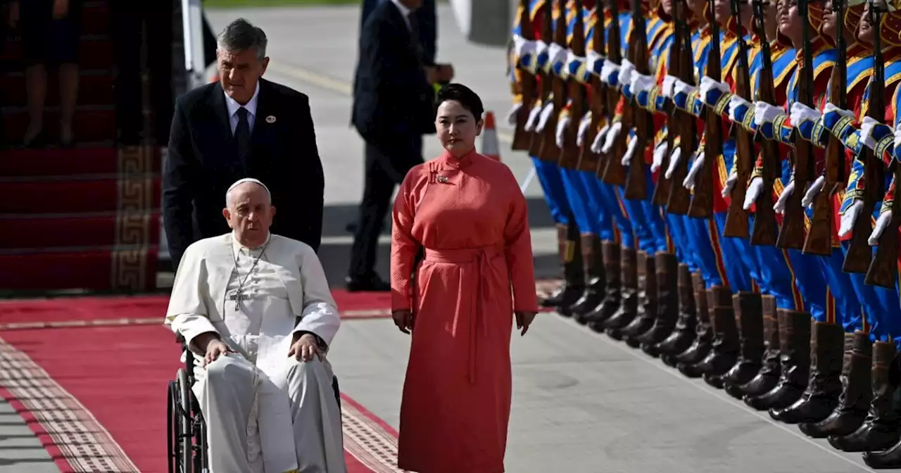 El papa llega a Mongolia y descansará durante toda la jornada tras el largo viaje