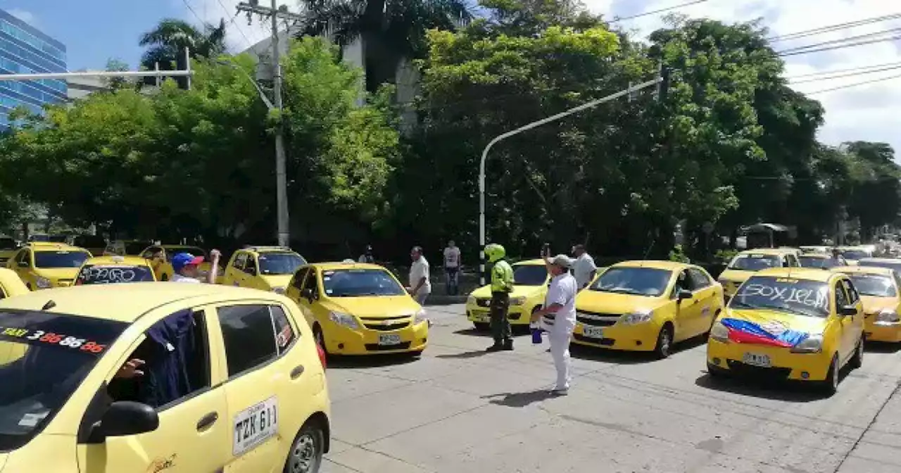 'Es improvisación y una medida insostenible': taxistas de Barranquilla frente a bono de combustibles