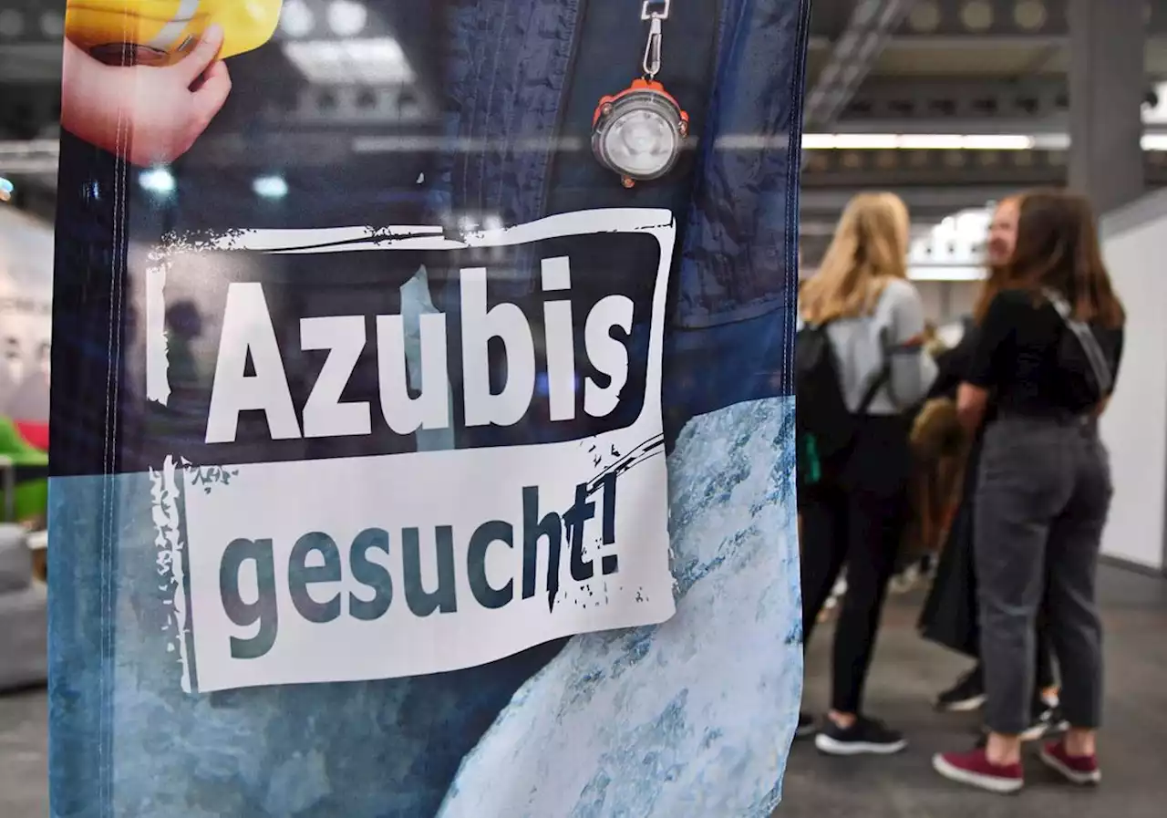 Mit E-Scooter und Job-Rad: Das Werben um die Azubis