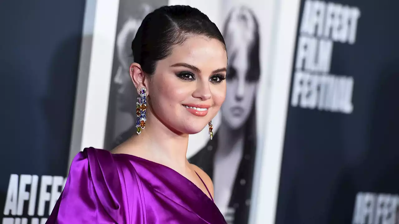 Selena Gomez stolpert über langes Kleid und bricht sich die Hand!