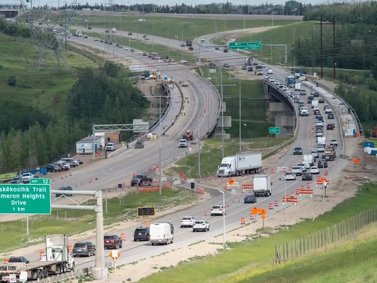 Alberta's new 'move over' rules to protect roadside workers start Sept. 1