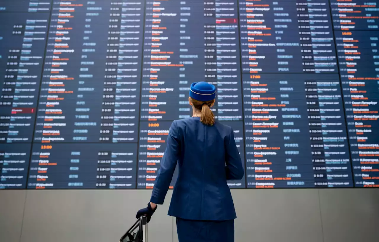 ¿Cuánto vale estudiar para ser azafata o asistente de vuelo en Colombia?