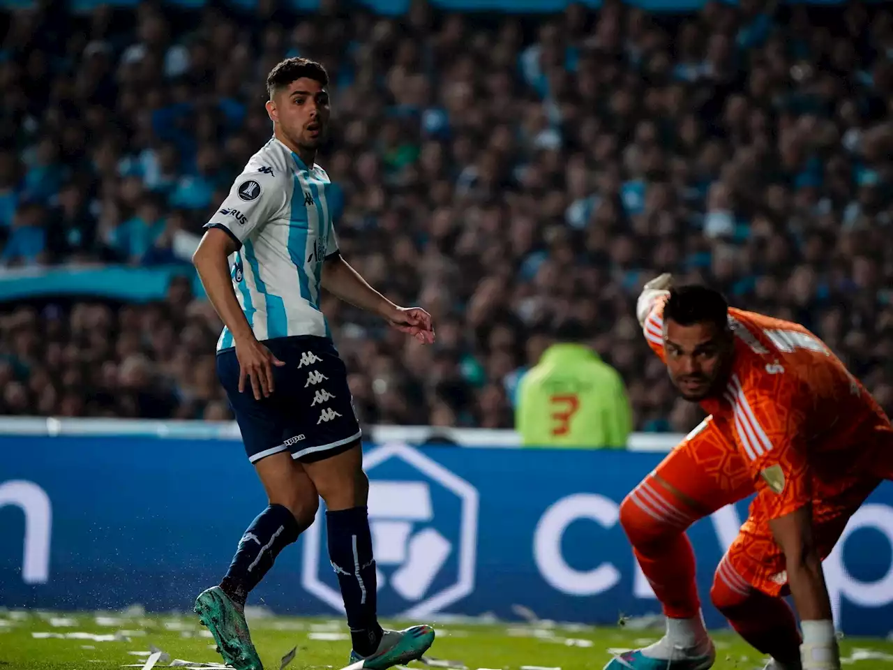 El mal momento de Maxi Romero: los hinchas de Racing lo señalan como culpable de la eliminación y tuvo que cerrar sus redes sociales