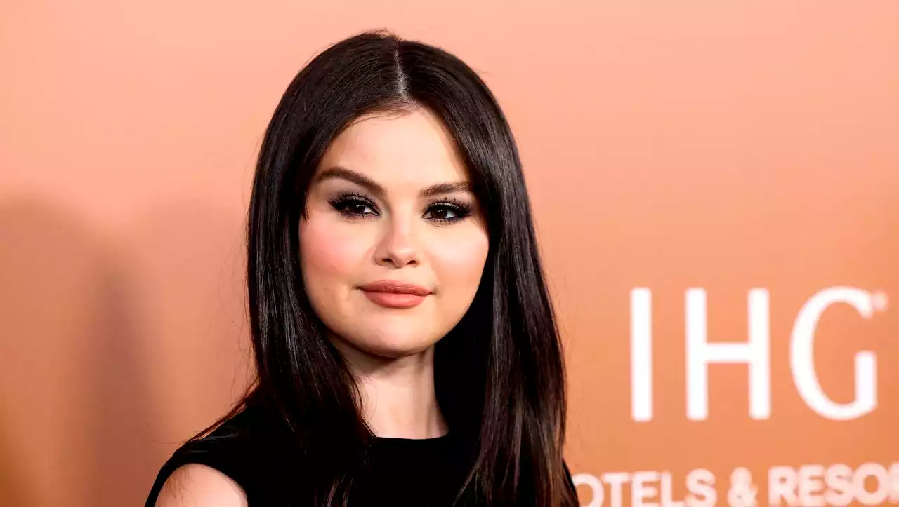 Selena Gomez hat sich die Hand gebrochen – weil sie über ihr Kleid gestolpert ist