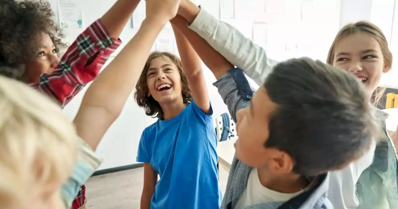 Per stare bene durante l'adolescenza bastano 5 amici: lo dice la scienza