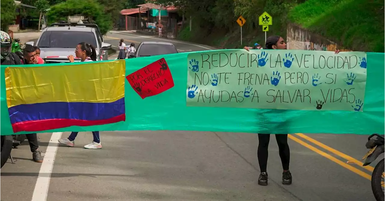 Habitantes de Giraldo bloquearon la vía al Urabá porque se presentan muchos accidentes