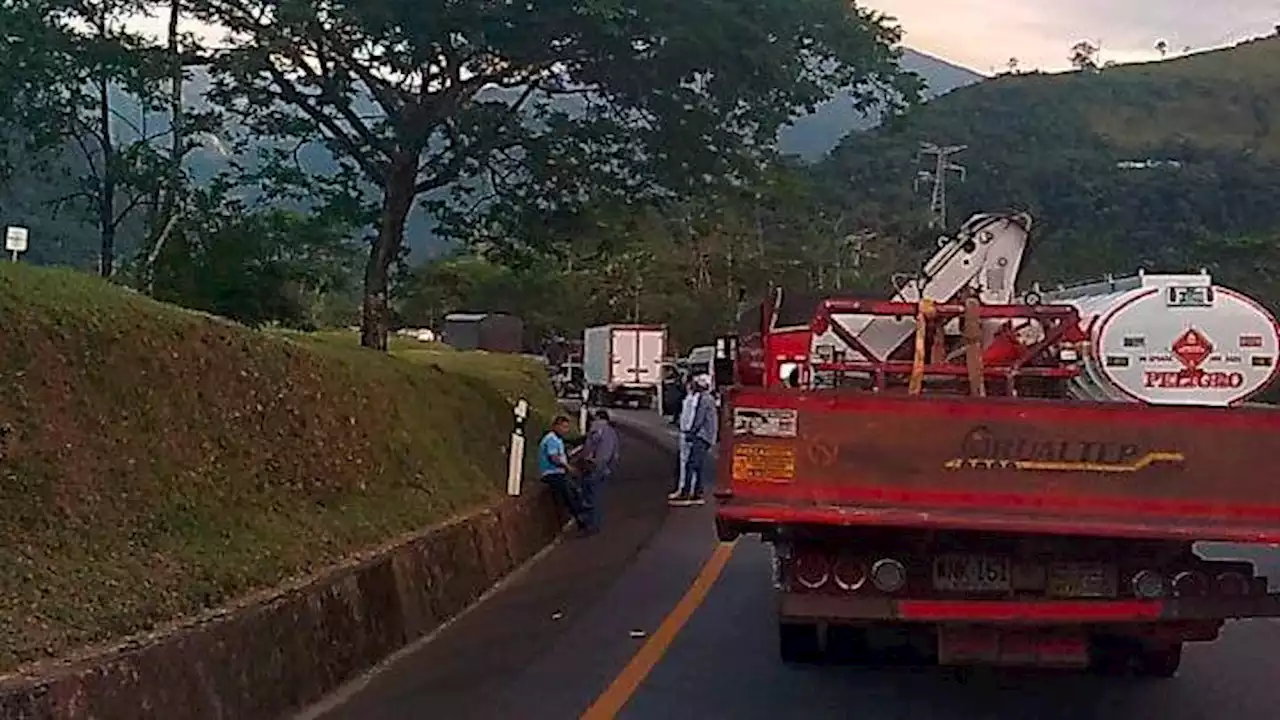 Vía al Llano estará cerrada de manera temporal por derramamiento de combustible