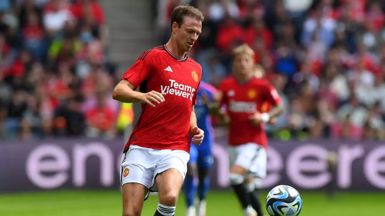 - Jonny Evans reacts to re-signing for Man Utd on free transfer following successful pre-season trial