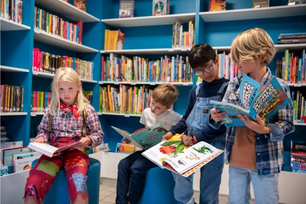 Basisschool Prins Boudewijn trapt schooljaar af met inhuldiging van nieuwe schoolbib en leeshuisjes: “Leeshonger aanwakkeren is van groot belang”