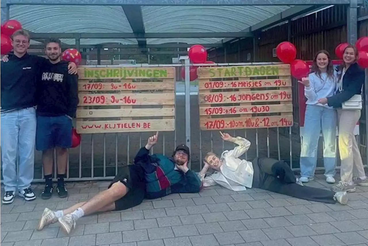 KLJ kleurt eerste schooldag met rode ballonnen