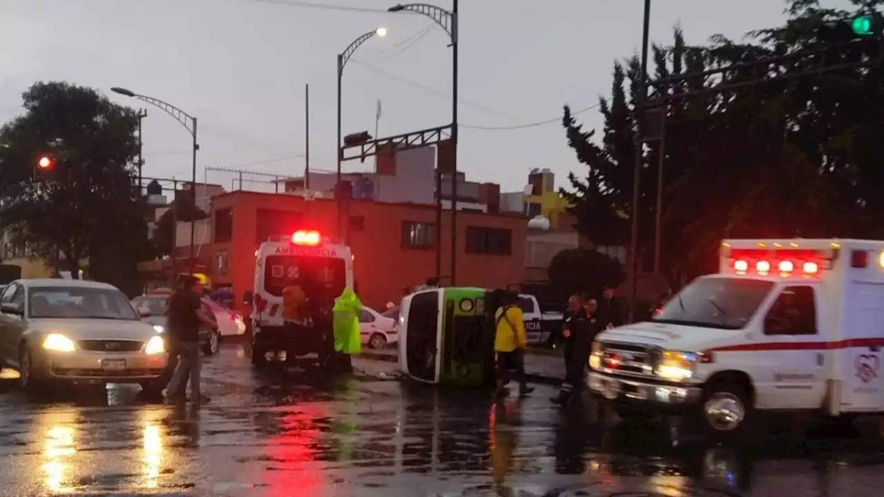 Combi choca y vuelca en Iztacalco tras fuertes lluvias, hay al menos 9 heridos