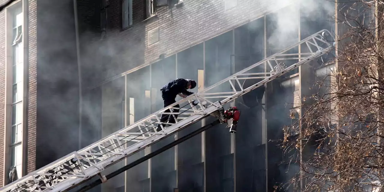 Più di 70 persone sono morte nell'incendio di un palazzo a Johannesburg