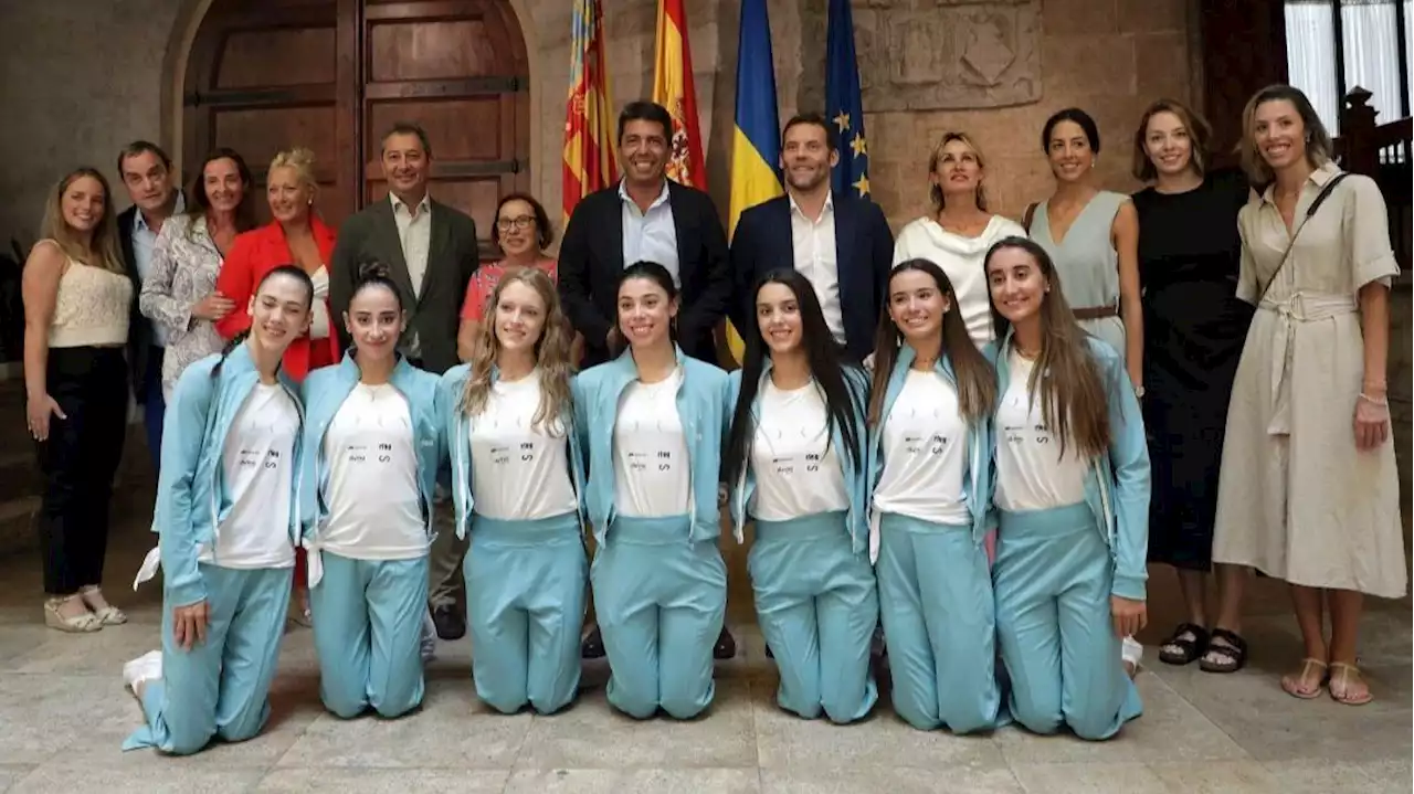 La selección de gimnasia rítmica, de rodillas en la foto con el Govern Valenciano: “No puede ser”