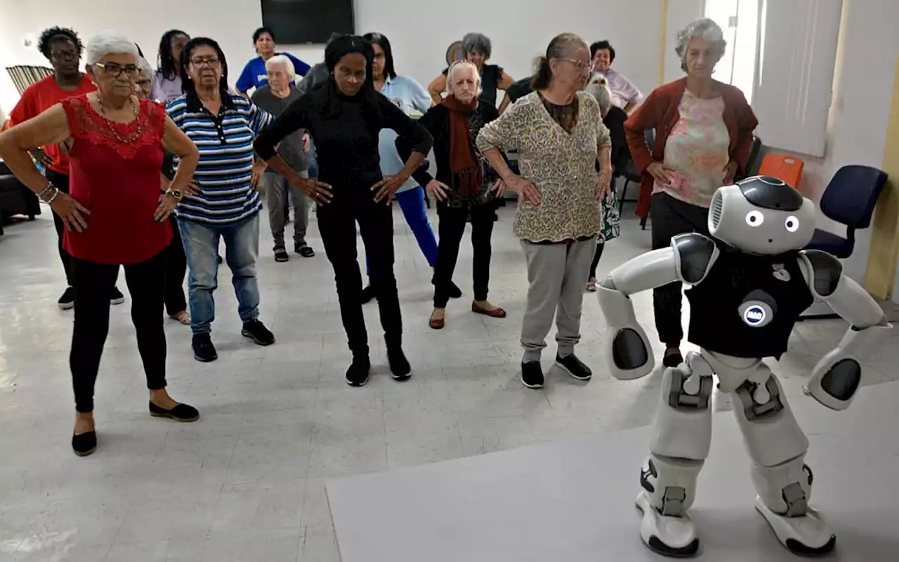 Idosos do Centro de Alzheimer se despedem do Robô NAO com aula de dança | Volta Redonda