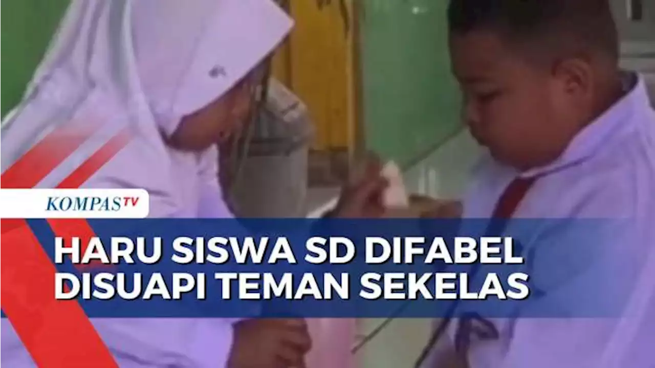 Momen Haru Siswa SD Difabel di Kabupaten Gowa Disuapi Teman Sekelas